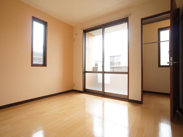 居室・リビング　ウォークインの付いた南側洋室です♪