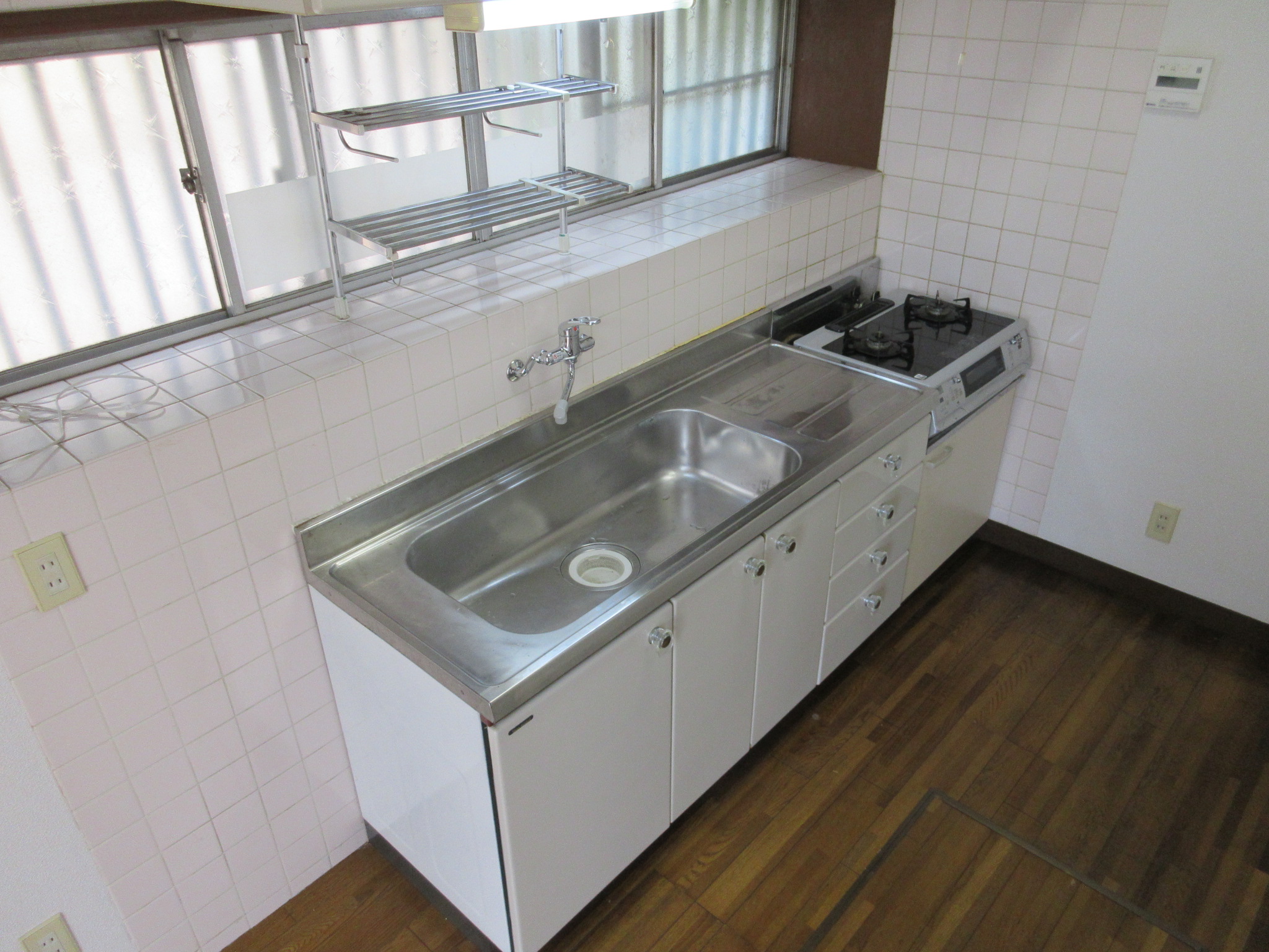 キッチン　ガスコンロ付きです。窓があり換気が出来ます。