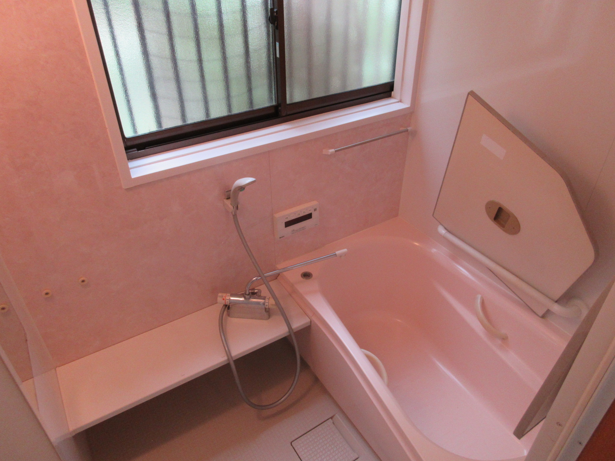 バス・シャワールーム　追い焚き、浴室乾燥機が付いています。