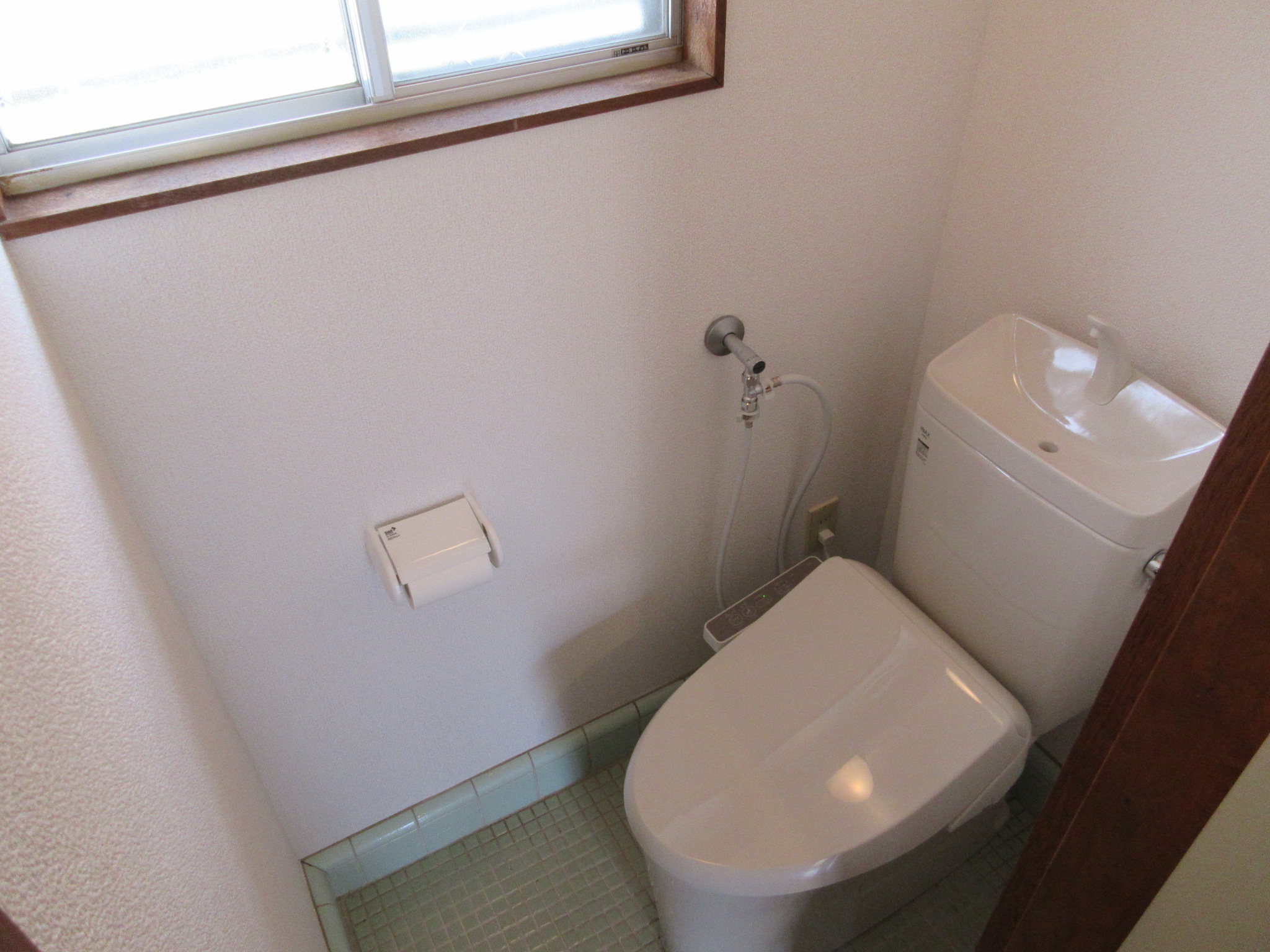 トイレ　温水洗浄便座です。