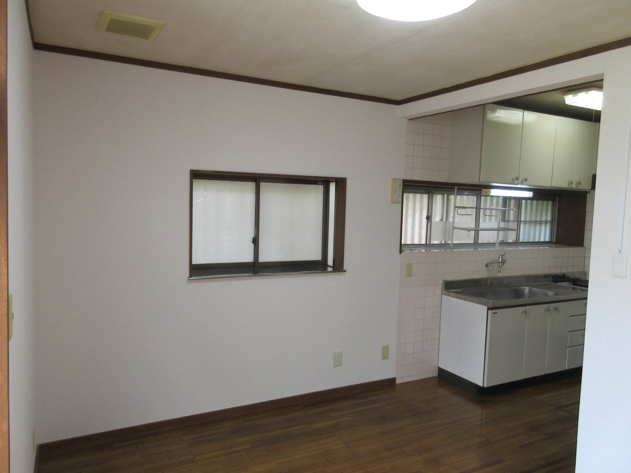 居室・リビング　LDK9.5帖。照明付きです。