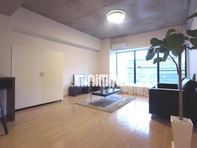 居室・リビング　コンクリート打ち放しのスタイリッシュな空間です。