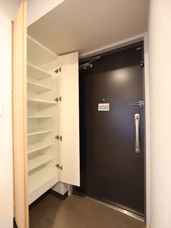 玄関　玄関　シューズボックス付（収納充実してます）