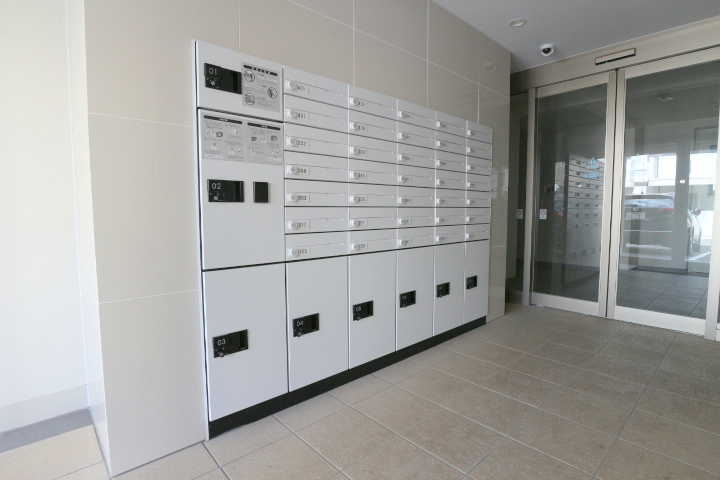 エントランス　便利な宅配ボックス付き！日中不在にしがちな方におすすめです！