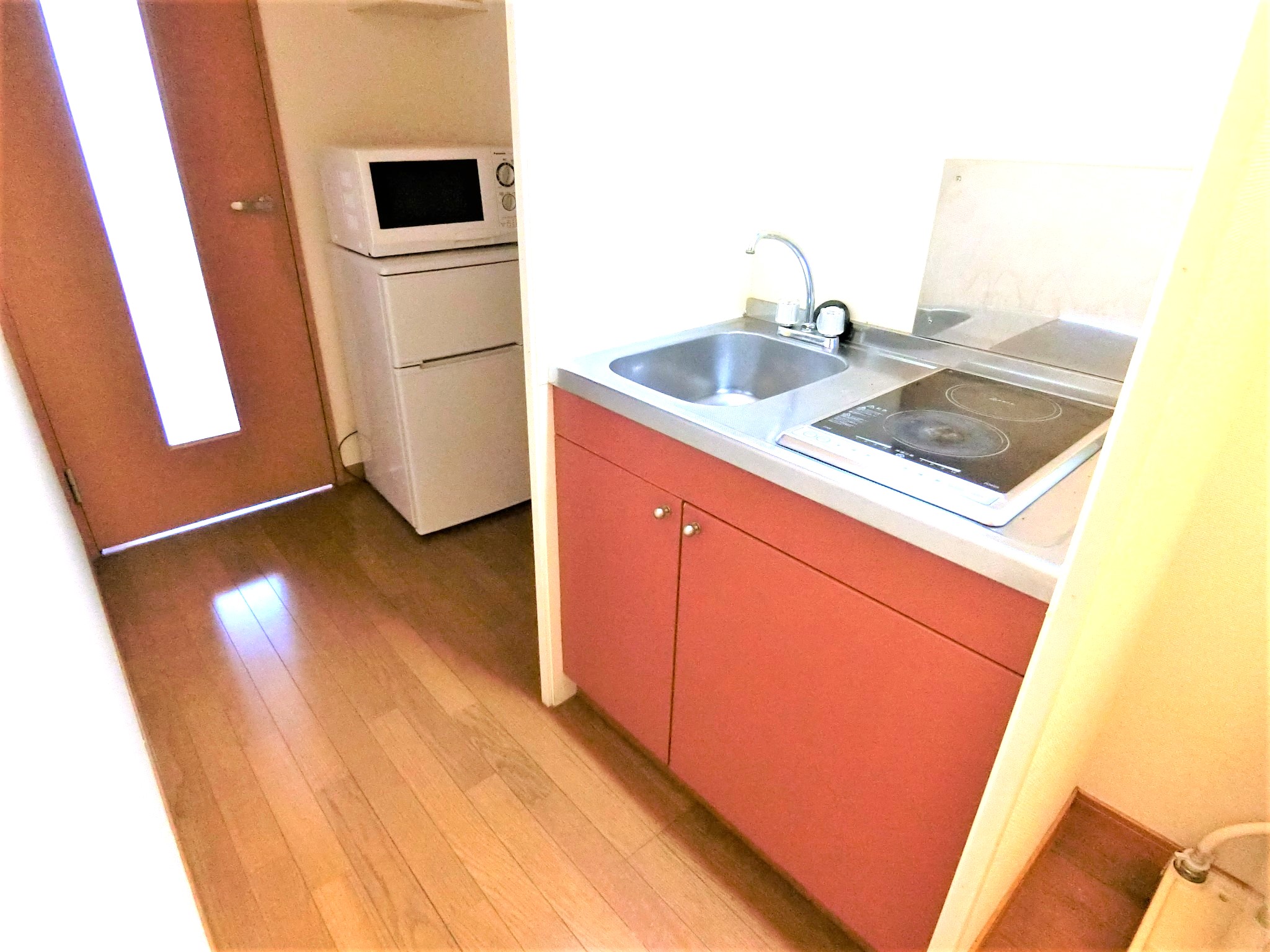 キッチン　キッチンに2口コンロと2ドア冷蔵庫・電子レンジを完備です☆