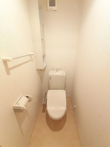 トイレ　落ち着いた色調のトイレです