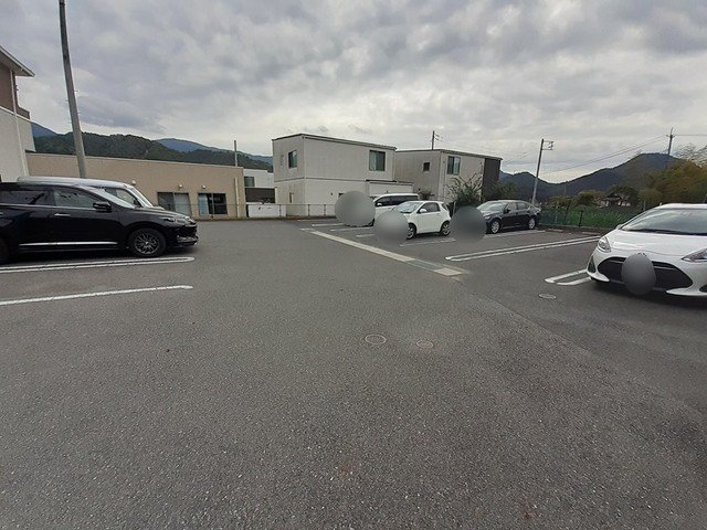 駐車場　駐車場があるので、車を買う予定の方も安心です