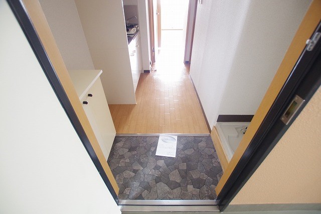 玄関　※402号室の写真となります。