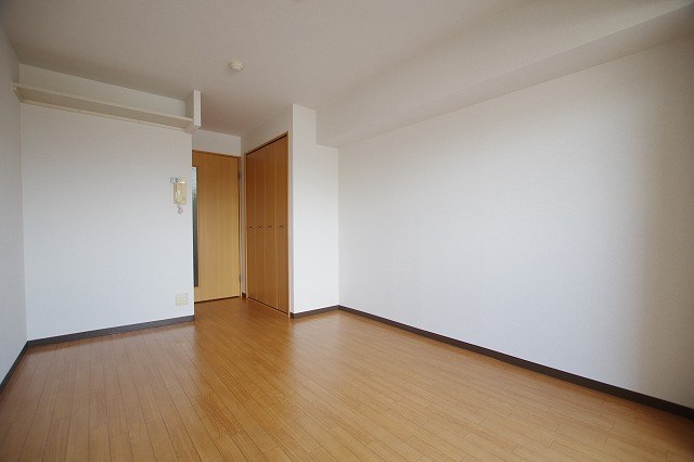 居室・リビング　※402号室の写真となります。