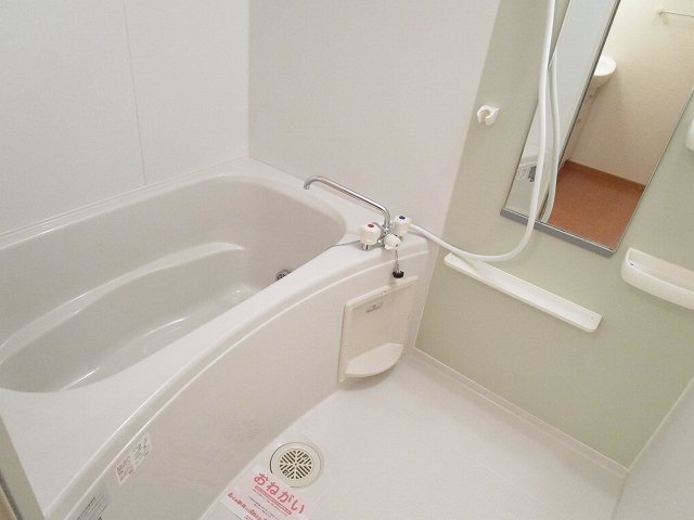 バス・シャワールーム　コンパクトで使いやすいお風呂です