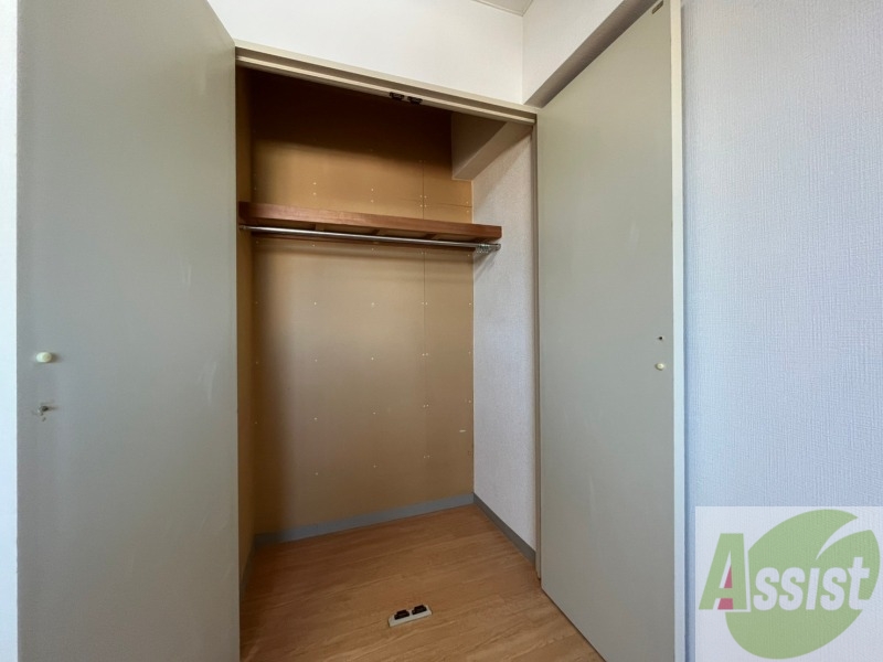 収納　こちらの収納にはハンガーをかけて服もしまえますね。