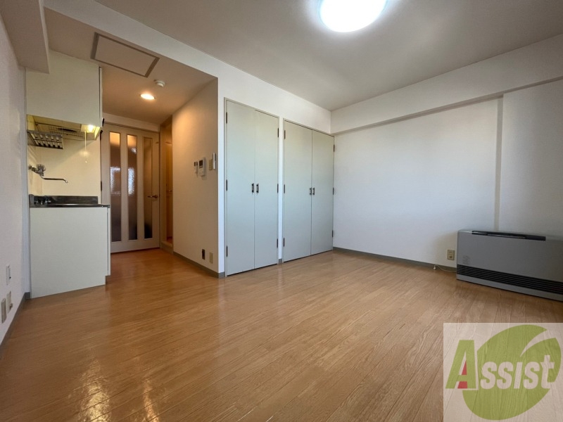 居室・リビング　木目のフローリングは落ち着きのある印象のお部屋になりますね。