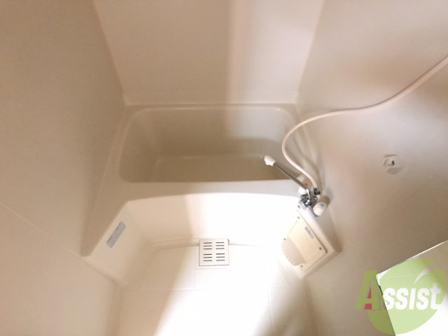 バス・シャワールーム　お風呂になります～。ちょうどいい広さですね。