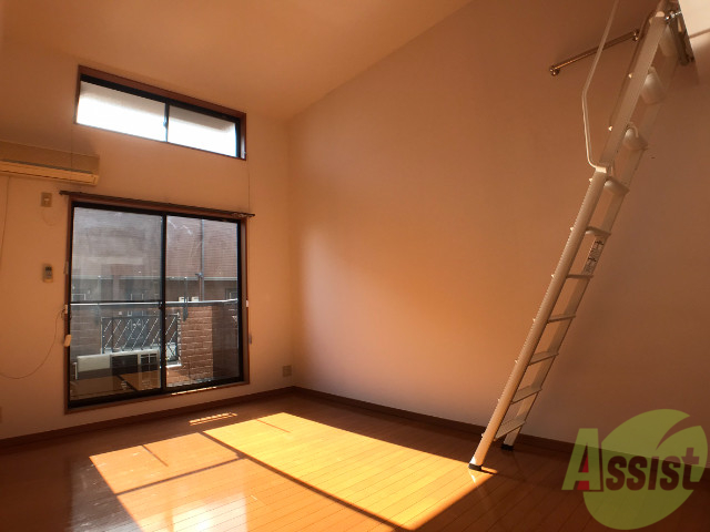 居室・リビング　リビングは８帖と広々した空間です。日当たり良好です！