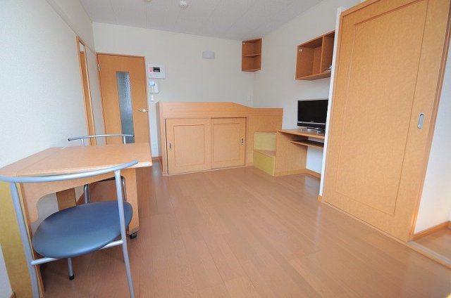 居室・リビング　机は用途に応じて折りたたみ可能