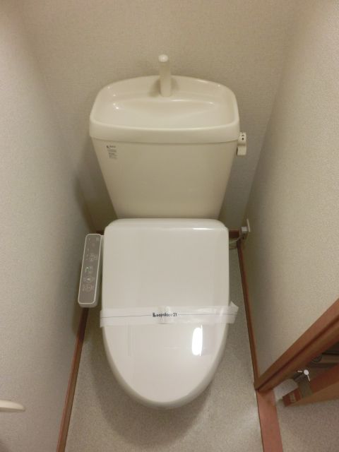 トイレ　温水洗浄便座付きのトイレです