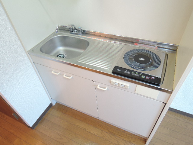 キッチン　コンロ付きですぐに調理ができる状態です