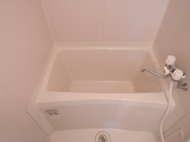 バス・シャワールーム　清潔感のあるお風呂はお湯を溜める事も出来ますよ