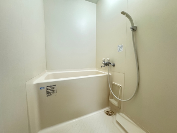 バス・シャワールーム　ユニットバスで掃除がしやすいです。