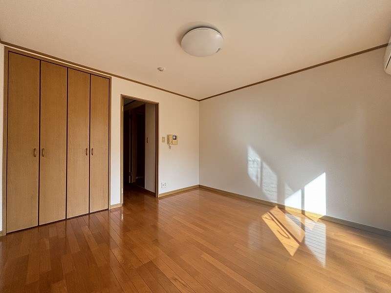 居室・リビング　南向きの明るい洋室