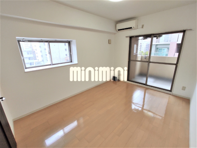 居室・リビング　明るい洋室