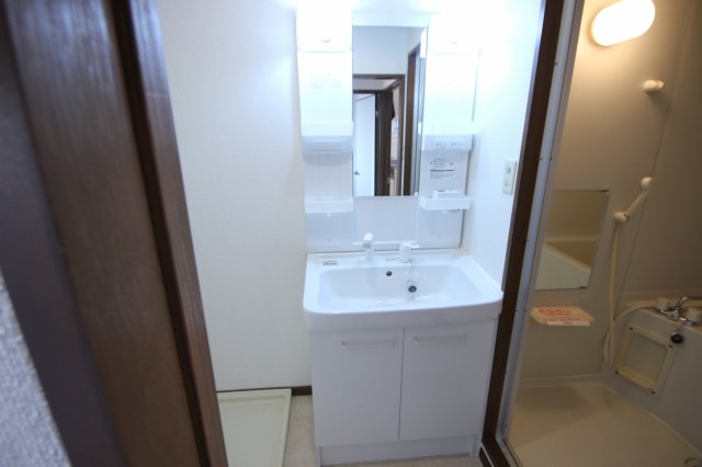 洗面設備　スペースが確保できる洗面所です