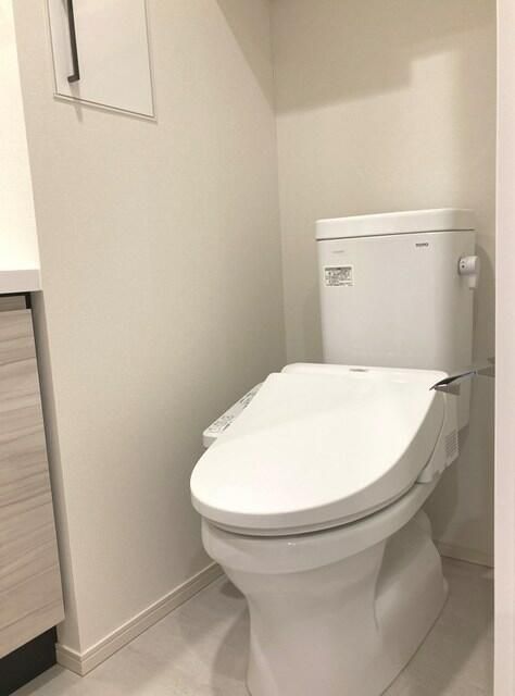 トイレ　落ち着いた色調のトイレです