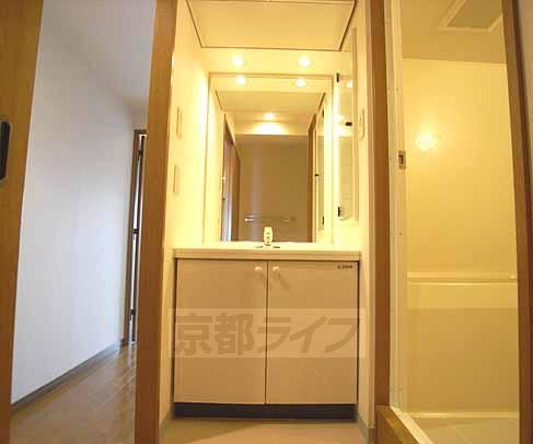 洗面設備　洗面所は独立しています。収納も多め。