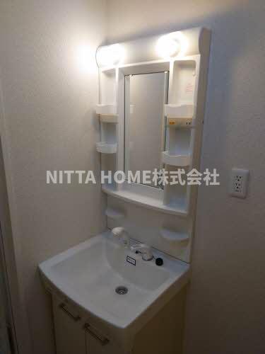 洗面設備　シャワー付きの洗面台が付いています◎