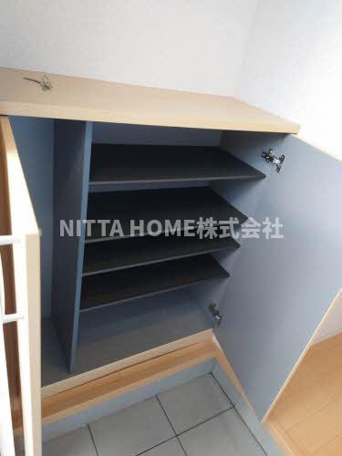 玄関　玄関の横にはシューズボックスを設置◎