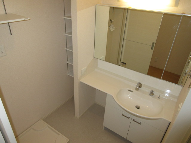 洗面設備　大きな鏡の洗面台