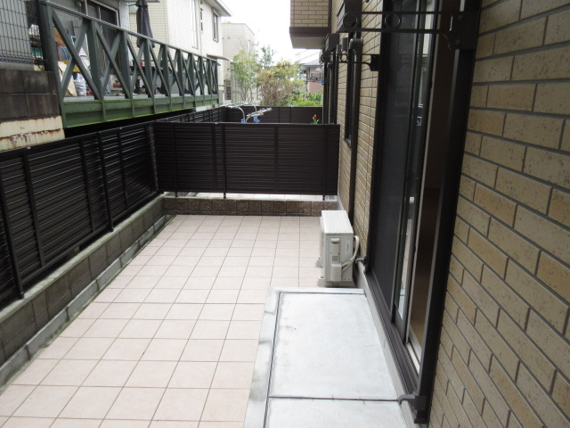 バルコニー　南向きで日当たり良好です。　1階はテラスです。