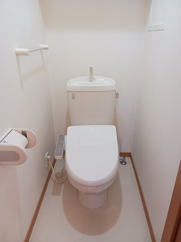 トイレ　落ち着いた色調のトイレです