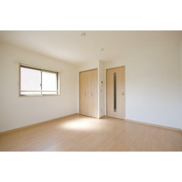 居室・リビング　角部屋のみ腰窓有