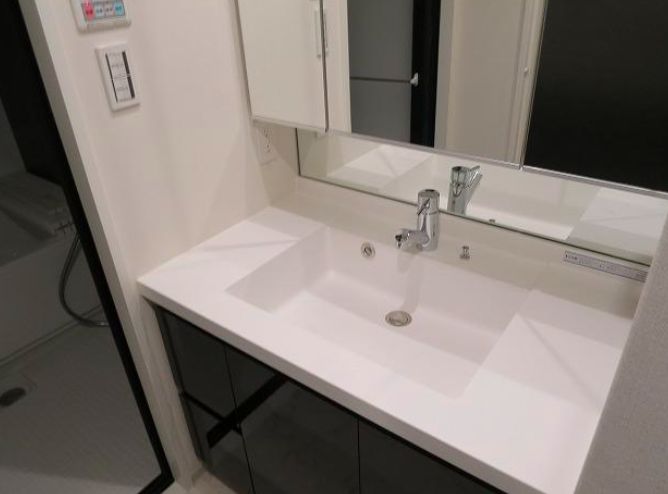 洗面設備　ゆったりとスペースのある洗面所