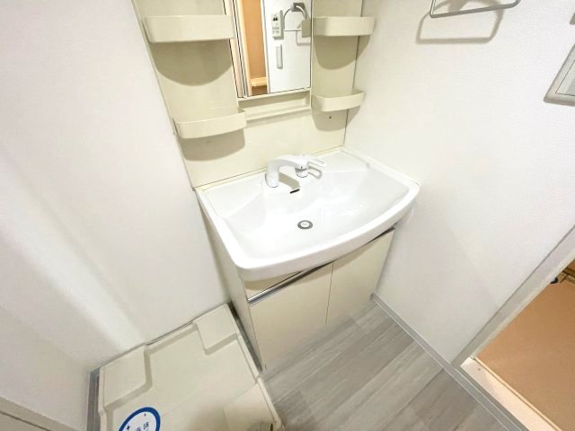 洗面設備　イメージとして同マンション他部屋を表示しています
