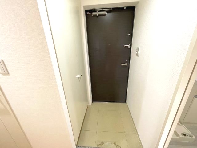 玄関　イメージとして同マンション他部屋を表示しています