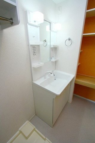洗面設備　明るい洗面所です