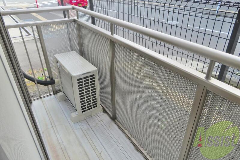 バルコニー　お天気の良い日は布団も干せてポカポカですね。