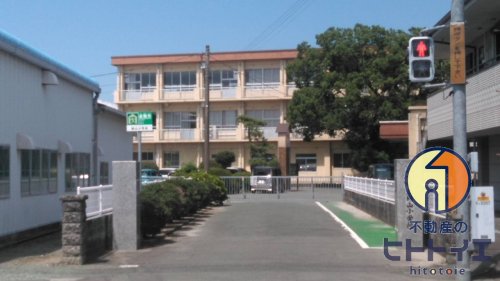 小学校　八女市立岡山小学校（小学校）まで671m