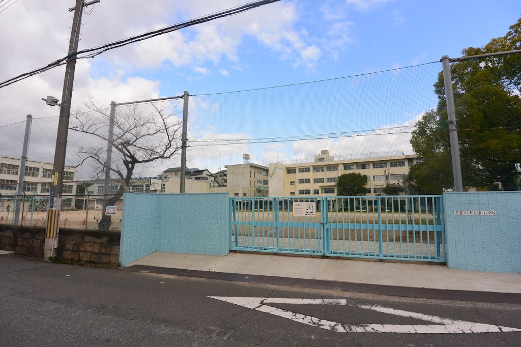 小学校　寝屋川市立東小学校（小学校）まで495m