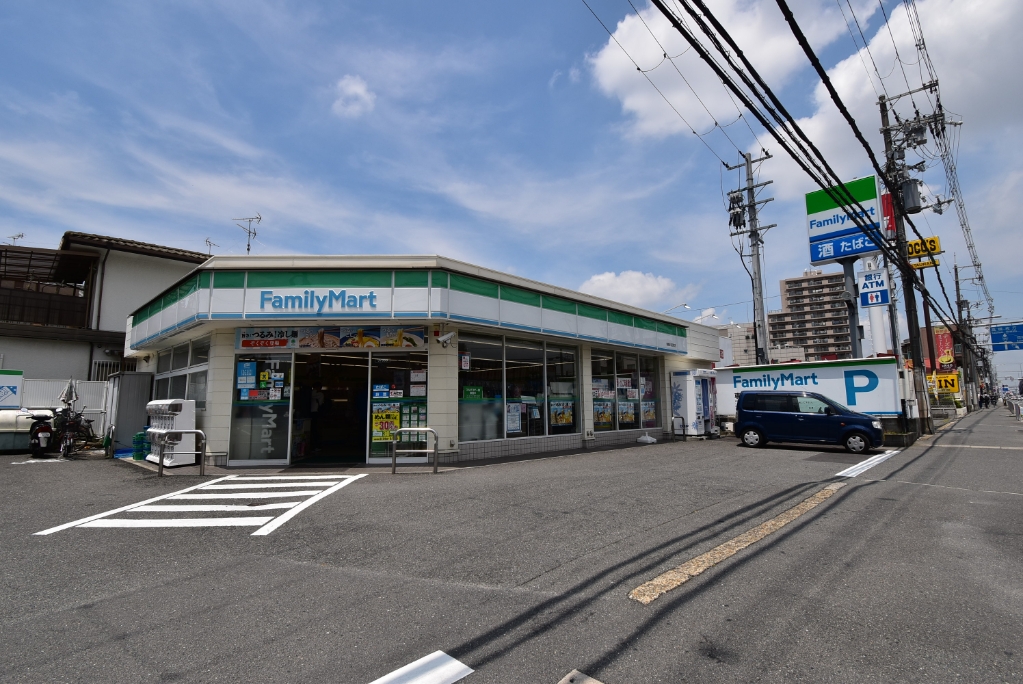 コンビニ　ファミリーマート 寝屋川初町店（コンビニ）まで497m