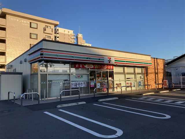 コンビニ　セブンイレブン（コンビニ）まで936m