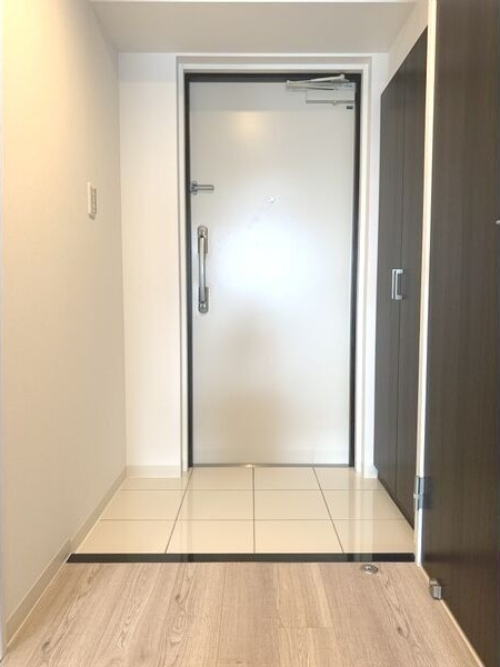 玄関　※写真は同じマンションの違う部屋のものになります。