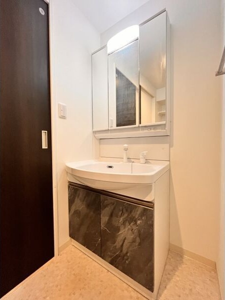 洗面設備　※写真は同じマンションの違う部屋のものになります。