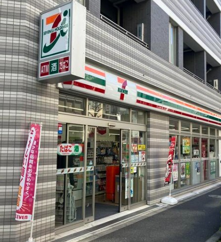 コンビニ　セブンイレブン千代田鍛冶町1丁目店（コンビニ）まで203m