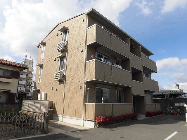 建物外観　3階建のきれいな建物です。