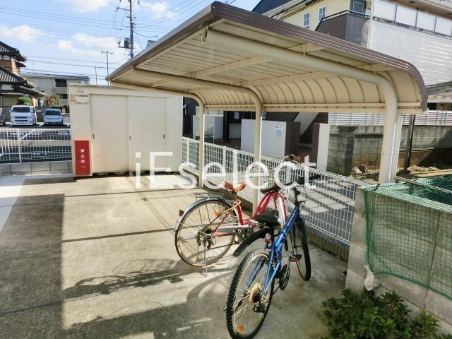 駐車場　屋根付の駐輪スペース。