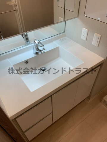 洗面設備　ゆったりとスペースのある洗面所