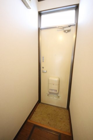 玄関　※同タイプの別の部屋の写真です。